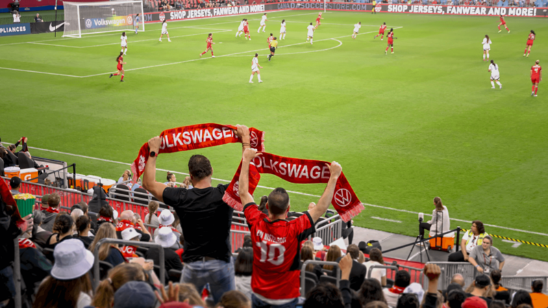 Un collage du jour du match : une famille entre dans le stade, des fans tiennent des foulards Canada et posent devant des arrière-plans VW x Fierté. 
