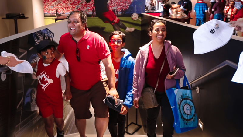 Un collage du jour du match : une famille entre dans le stade, des fans tiennent des foulards Canada et posent devant des arrière-plans VW x Fierté. 