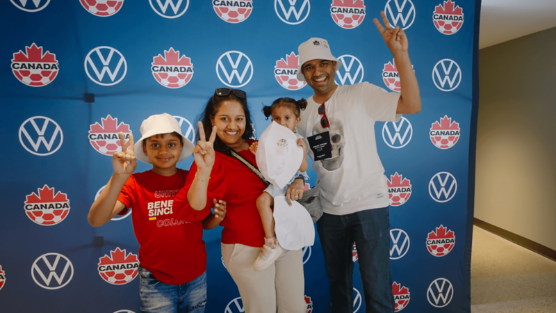 Un collage du jour du match : une famille entre dans le stade, des fans tiennent des foulards Canada et posent devant des arrière-plans VW x Fierté. 