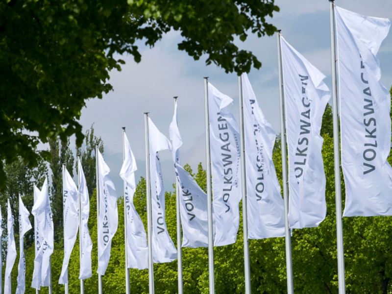 Σημαίες που ανεμίζουν της Volkswagen Group. Responsible Raw Materials Report 2021