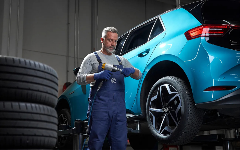 Volkswagen monteur verwisselt autoband
