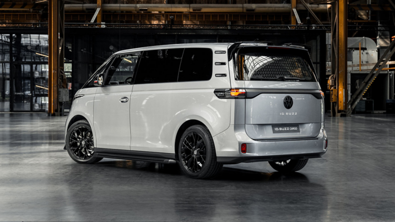 Zilveren Volkswagen ID. Buzz Cargo met zwarte sportvelgen en achterspoiler in een industriële hal.