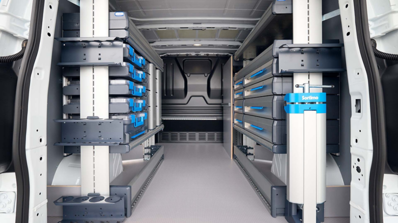 De op maar gemaakte bedrijfswagen inrichting voor de Volkswagen e-Transporter van Maasdelta Groep