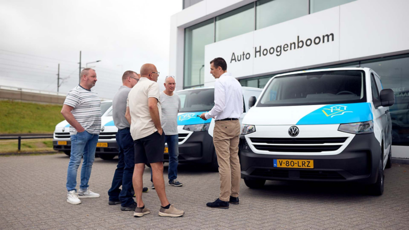 Marcel Linders van Auto Hoogenboom in gesprek met de nieuwe berijders van de Volkswagen e-Transporters van Maasdelta Groep