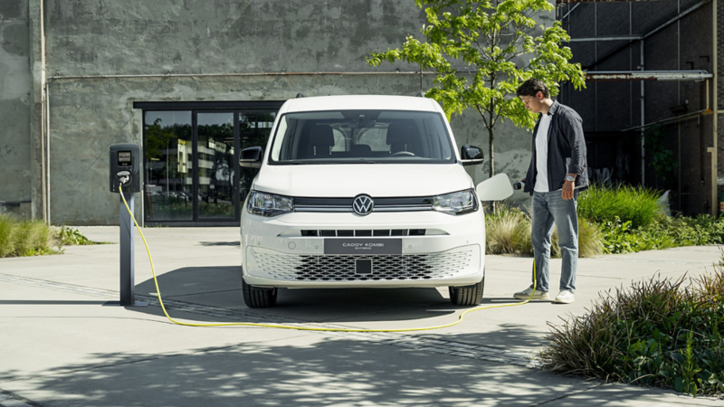 Man die stekker inplugt in de Caddy Kombi eHybrid