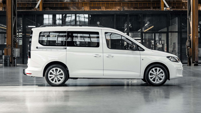 Zijaanzicht van de Caddy Cargo Kombi eHybrid met Cargo Accessoire Pakket