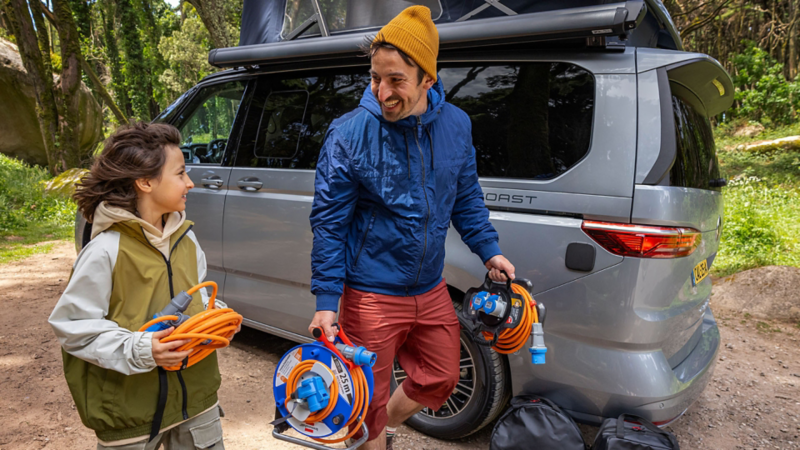 Vader en en zoon die zich klaar maken voor een kampeertrip in de nieuwe California