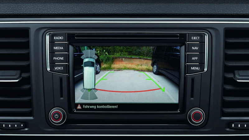 Dashboarddisplay met achteruitrijcamera-weergave, parkeerlijnen en grafische weergave van parkeersensoren.