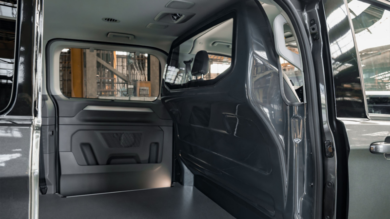 Interieur van de laadruimte in de Caravelle eHybrid toCargo enkele cabine met een vaste scheidingswand inclusief ruit.