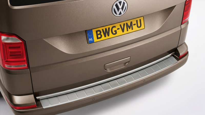 Zilverkleurige metalen bumperbescherming gemonteerd op de achterbumper van een bruine Volkswagen Transporter.