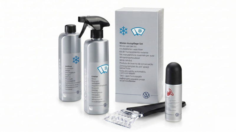 Volkswagen winteronderhoudsset met een witte doos, twee zilveren flessen onderhoudsmiddel, een kleine stick en een ijskrabber.