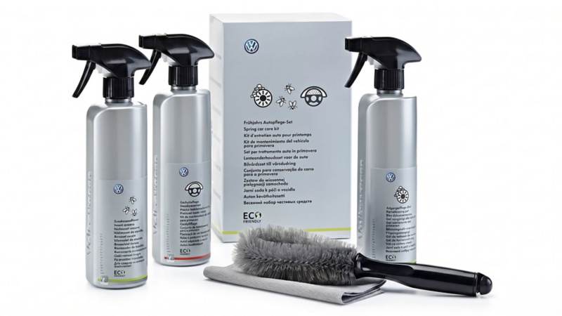 Volkswagen lenteonderhoudsset met drie spuitflacons, een witte verpakking, een velgenborstel en een microvezeldoek.