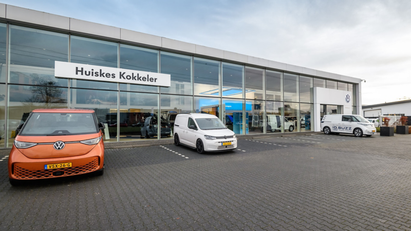Een aantal Volkswagen Bedrijfswagen voertuigen geparkeerd voor een dealerpand