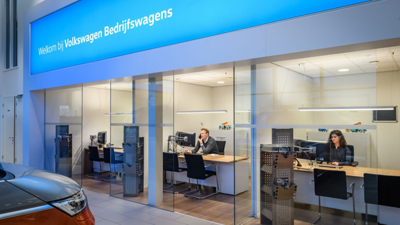 Medewerkers van een Volkswagen Bedrijfswagens dealer aan het werk