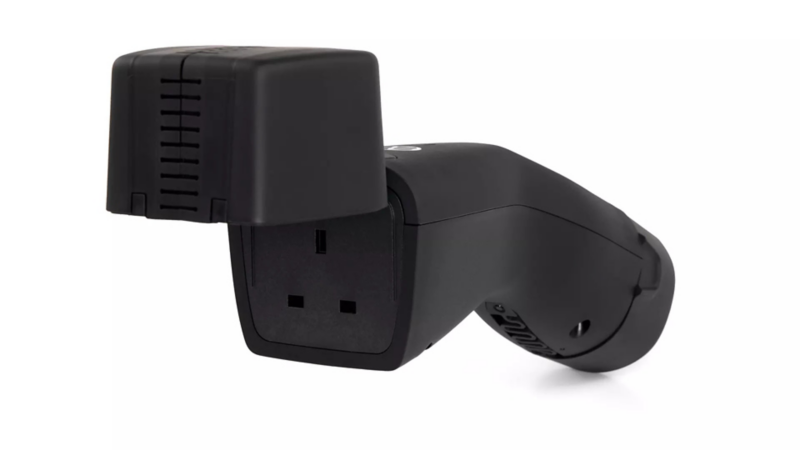 Zwarte Volkswagen V2L-adapter met een geopend klepje en een Brits type G stopcontact.