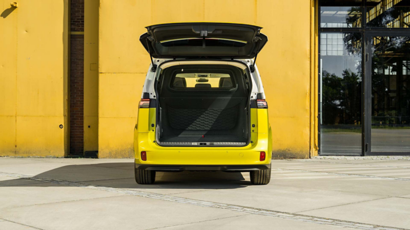 ID. Buzz uitgerust met het Cargo Accessoire Pakket met geopende achterklep