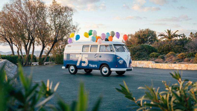 Volkswagen T1 Transporter met ballonnen aan het dak