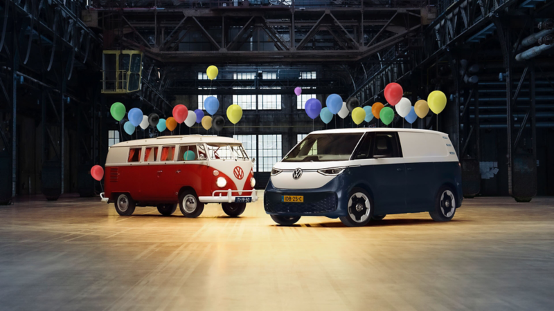 ID. Buzz Cargo Anniversary Edition samen met de Transporter T1 met ballonnen