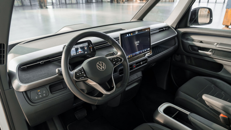 Dashboard van de ID. Buzz toCargo met een klein digitaal instrumentenpaneel en een groot zwevend infotainmentscherm.