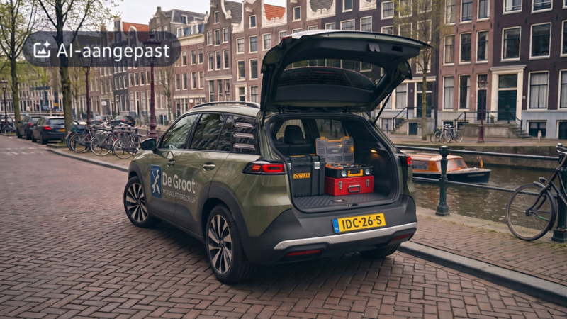 Groene Volkswagen ID. Cross toCargo met open kofferbak vol DeWalt-gereedschapskisten aan een gracht.   aangepast met kunstmatige intelligentie