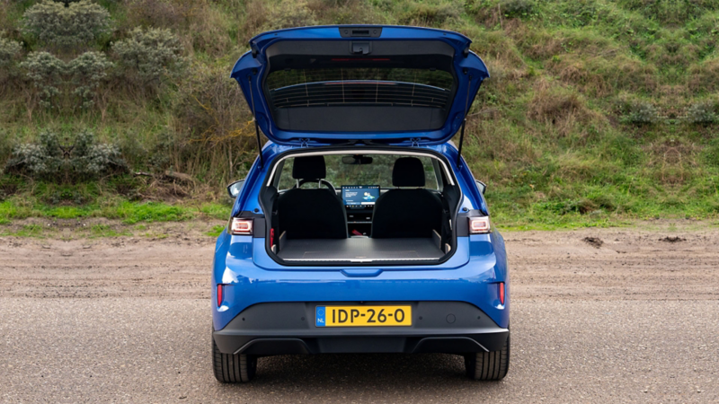 Achteraanzicht van een blauwe Volkswagen ID. Polo toCargo met geopende achterklep en een vlakke laadvloer.