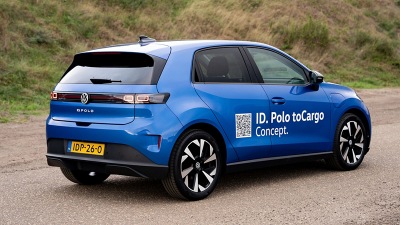Blauwe Volkswagen ID. Polo toCargo concept schuin van achteren, met een QR-code en de tekst 'ID. Polo toCargo Concept.' op het rechterportier.