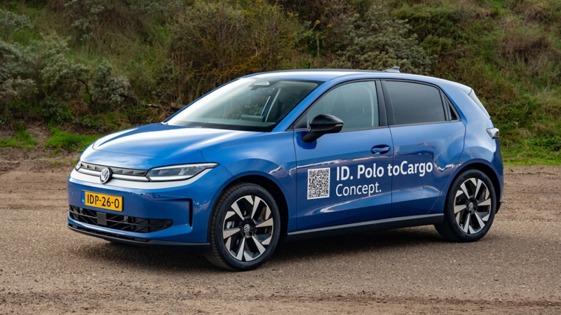 Blauwe Volkswagen ID. Polo toCargo concept schuin van voren gezien, met de tekst 'ID. Polo toCargo Concept.' op het linkerportier.