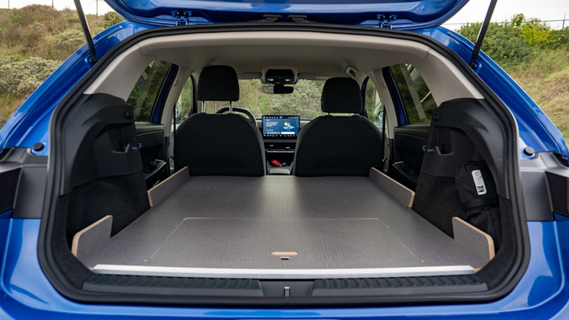 Detailopname van de laadruimte van de ID. Polo toCargo concept met een vlakke, grijze laadvloer op de plek van de achterbank.