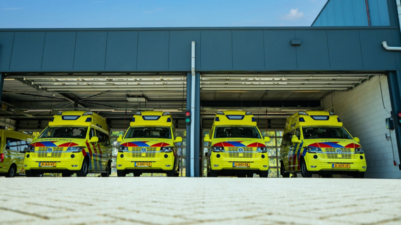 Een viertal van de Volkswagen Transporter T6's van Kijlstra Ambulancezorg en Zorgvervoer