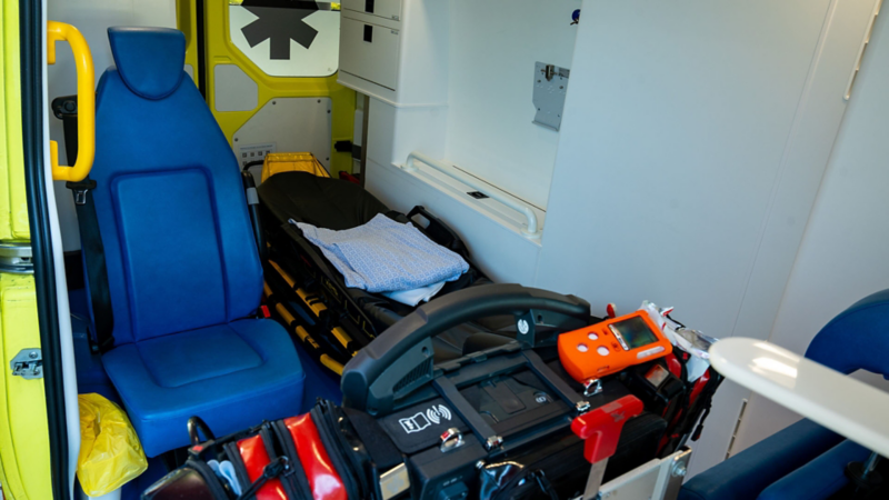 De binnenkant van een Volkswagen Crafter Ambulance van Kijlstra Ambulancezorg en Zorgvervoer