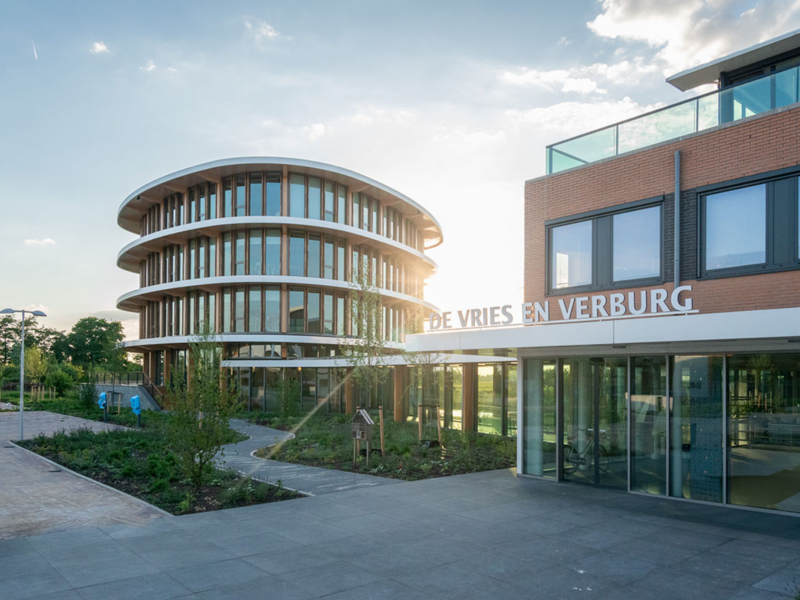 Het nieuwe kantoor van De Vries Verburg genaamd Parel in de Polder