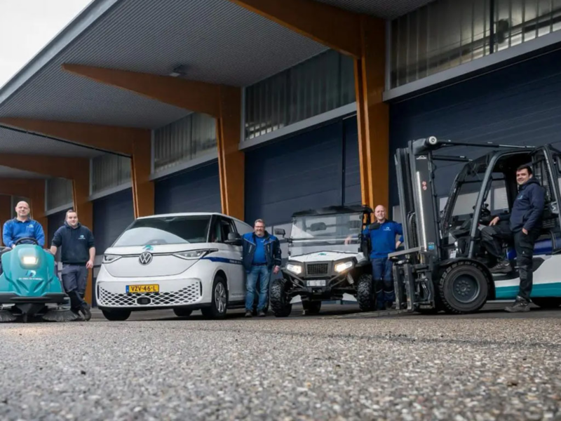 100% elektrisch materieel van De Vries en Verburg: een veegmachine, ID.Buzz, buggy en heftruck