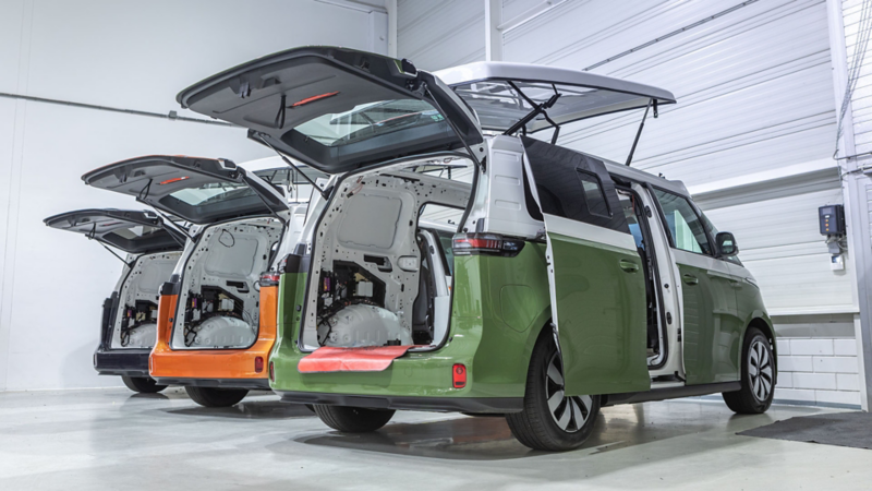 ID. Buzz'en in de werkplaats van Outbase die momenteel worden omgebouwd tot camper