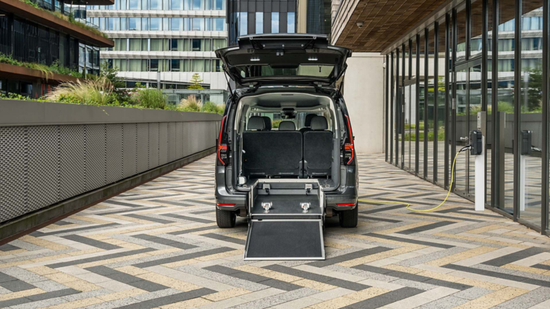 Caddy Kombi eHybrid Rolstoelauto met geopende achterklep en zichtbaar rolstoel compartiment