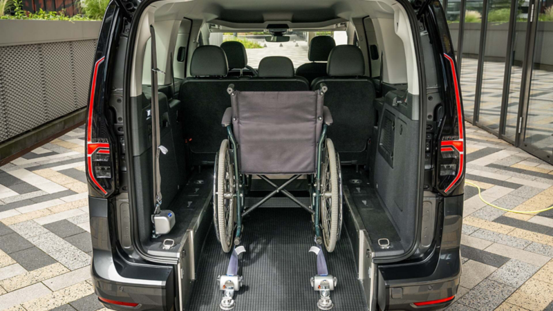 Caddy Kombi eHybrid Rolstoelauto met geopende achterklep en zichtbaar rolstoel compartiment met Rolstoel