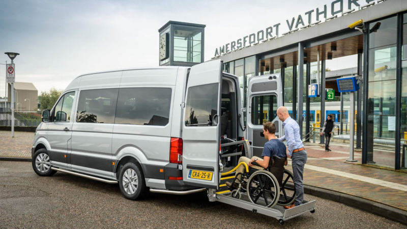Crafter Rolstoelbus met een man die een andere man in een rolstoel aan het inladen is