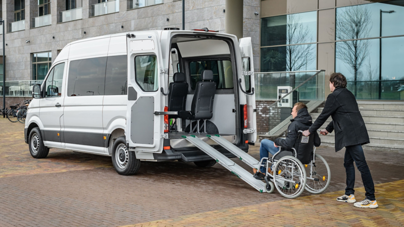 Crafter Rolstoelbus met een man die een andere man in een rolstoel aan het inladen is