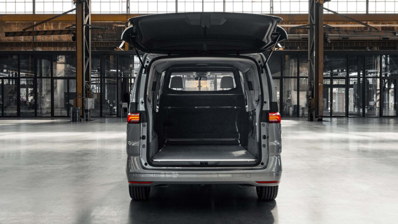 Multivan eHybrid uitgerust met het Cargo Accessoire Pakket met geopende achterklep