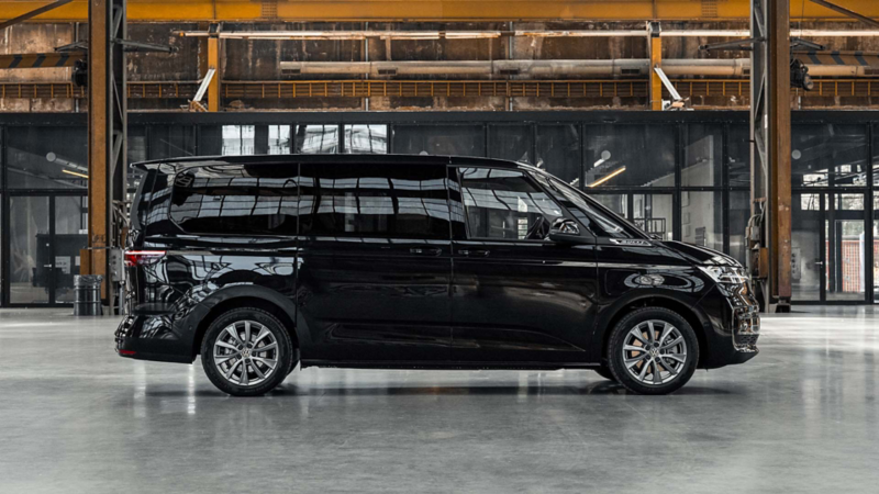 Zijaanzicht van de Multivan eHybrid met Cargo Accessoire Pakket