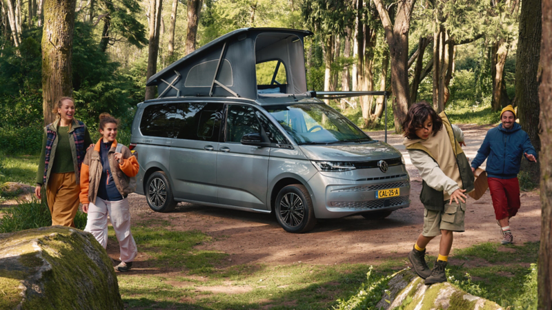 Nieuwe California in het bos met een gezin dat aan het kamperen is