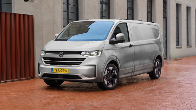 De nieuwe Transporter geparkeerd in een straat