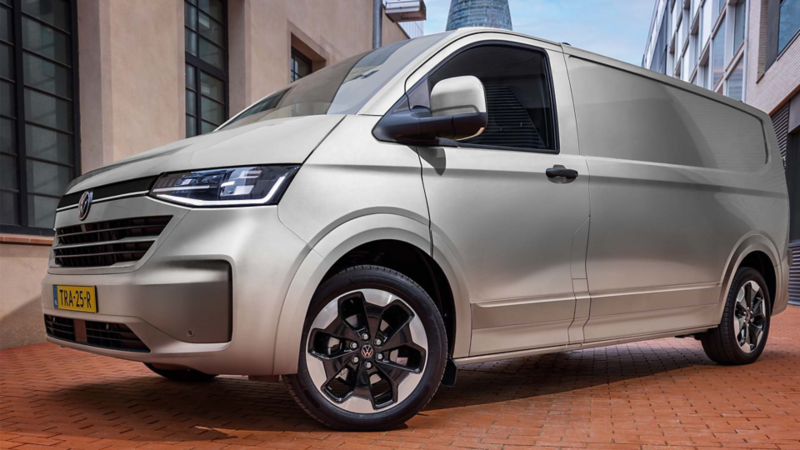 Detailbeeld van een nieuwe Transporter waarvan de velgen goed zichtbaar zijn