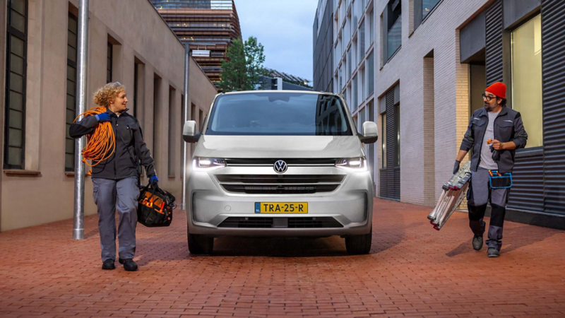 Voorkant van de nieuwe Transporter waarvan de koplampen aanstaan