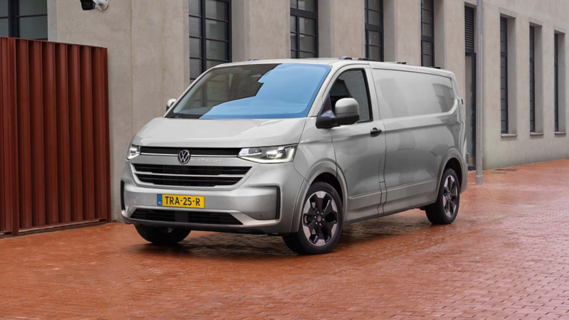Nieuwe Volkswagen Transporter geparkeerd op straat