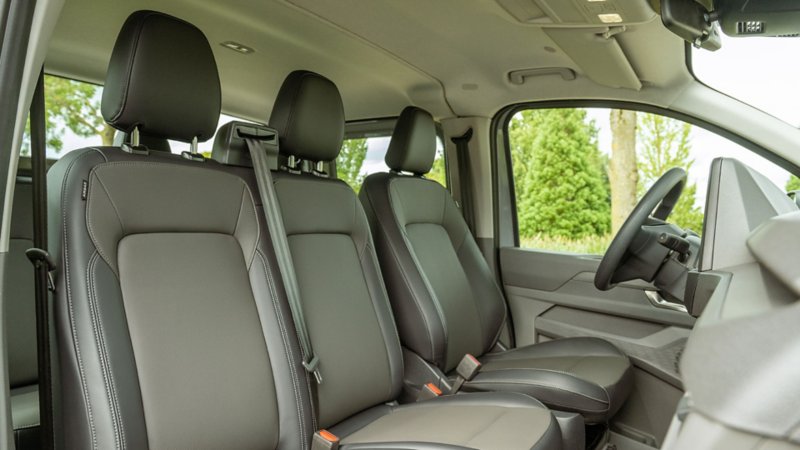 Interieurbeeld van de nieuwe Transporter Pick-up Dubbele Cabine waarop de 1e zitrij met 3 zitplaatsen zichtbaar is