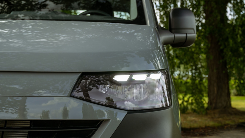 Detailbeeld van de LED-koplampen met LED-dagrijverlichting van de nieuwe Transporter Pick-up Dubbele Cabine