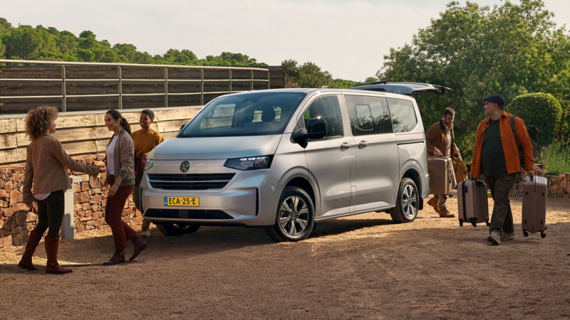 Nieuwe e-Caravelle met mensen eromheen