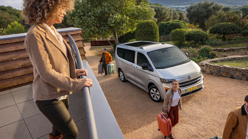 Nieuwe e-Caravelle met mensen eromheen