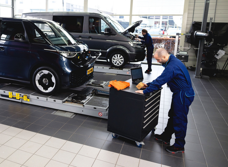 Monteurs van Volkswagen Bedrijfswagens aan het werk in de werkplaats