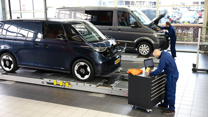 Monteurs aan het werk in de werkplaats van Volkswagen Bedrijfswagens
